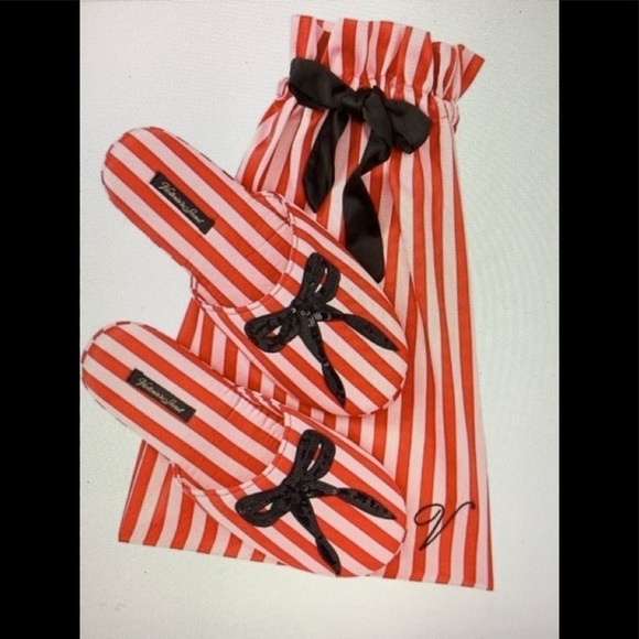 VICTORIA'S SECRET Sz M SIGNATURE RED STRIPED SATIN & BOW SLIPPERS DUST BAG NWT - Picture 1 of 5